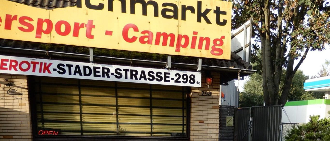 Eingangsbereich des Hauses links zwischen der ARAL-Tankstelle in der Stader Straße 298 Bild zeigt den Eingangsbereich des Hauses rechts -zwischen der ARAL-Tankstelle an der Stader Straße 298 -am Haus "EROTIK-STADER.STRASSE-298"